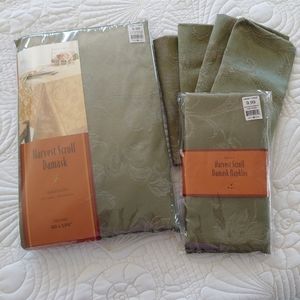 Damask Tablecloth with 12 Matching Napkins